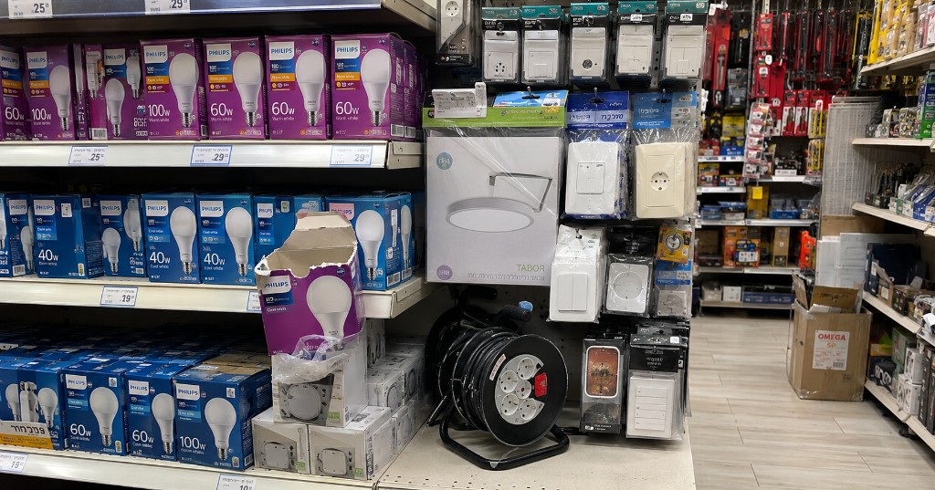 תאורה לשיפוץ — נורות LED Philips, גופי תאורה ושקעים על המדף תאורה לשיפוץ — נורות LED Philips, גופי תאורה ושקעים על המדף